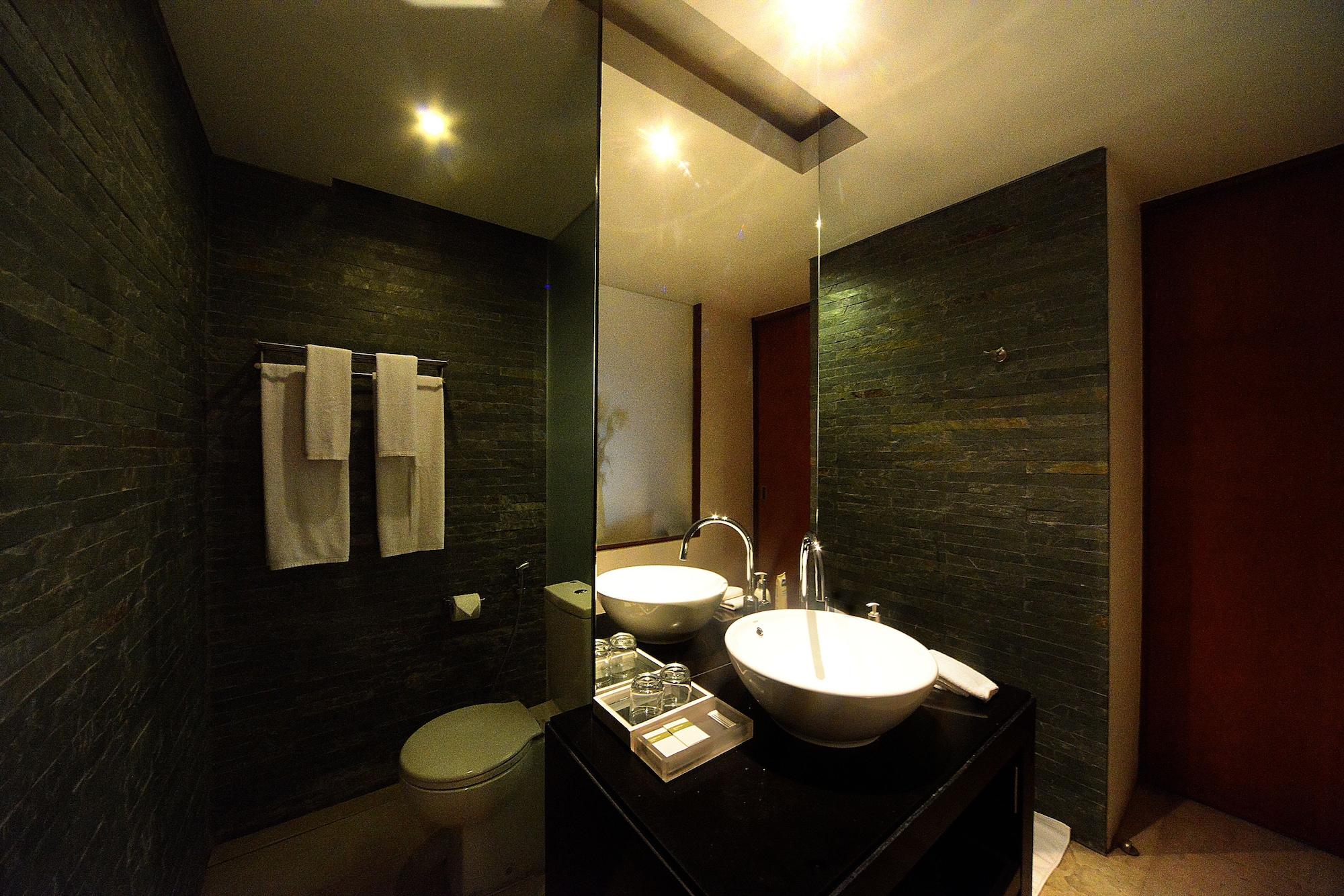 The Quay Boutique Hotel Пном Пен Екстериор снимка