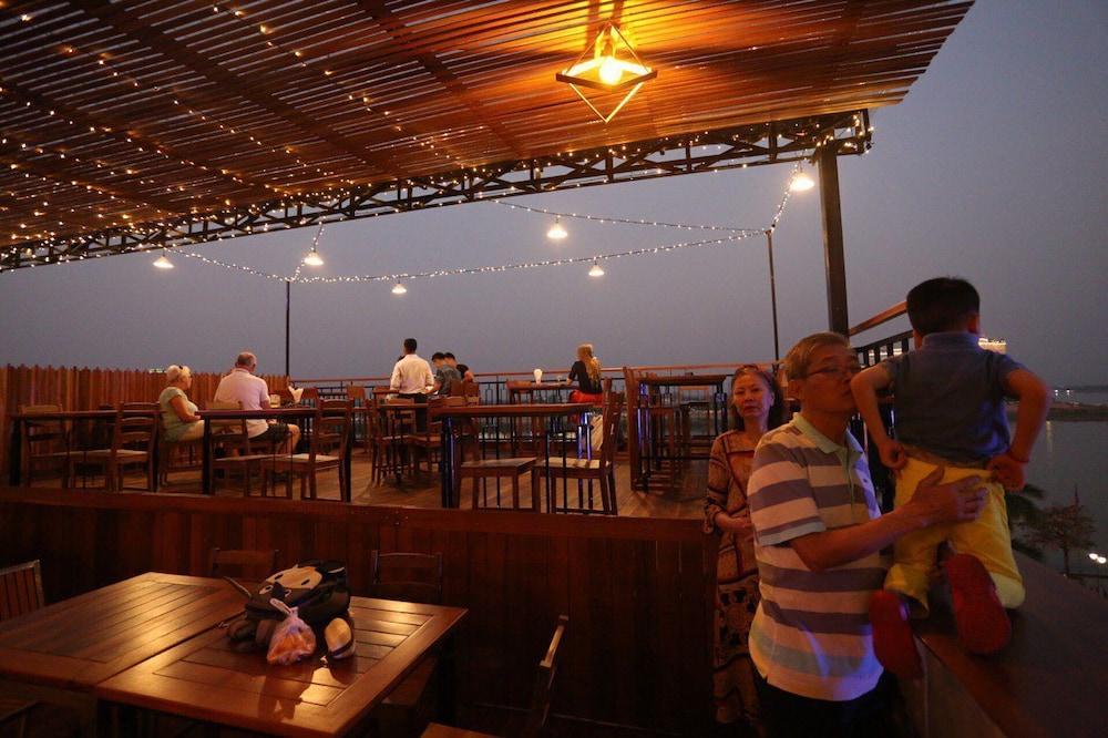 The Quay Boutique Hotel Пном Пен Екстериор снимка