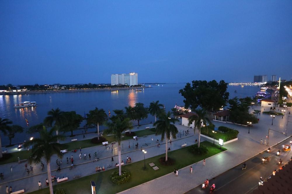 The Quay Boutique Hotel Пном Пен Екстериор снимка