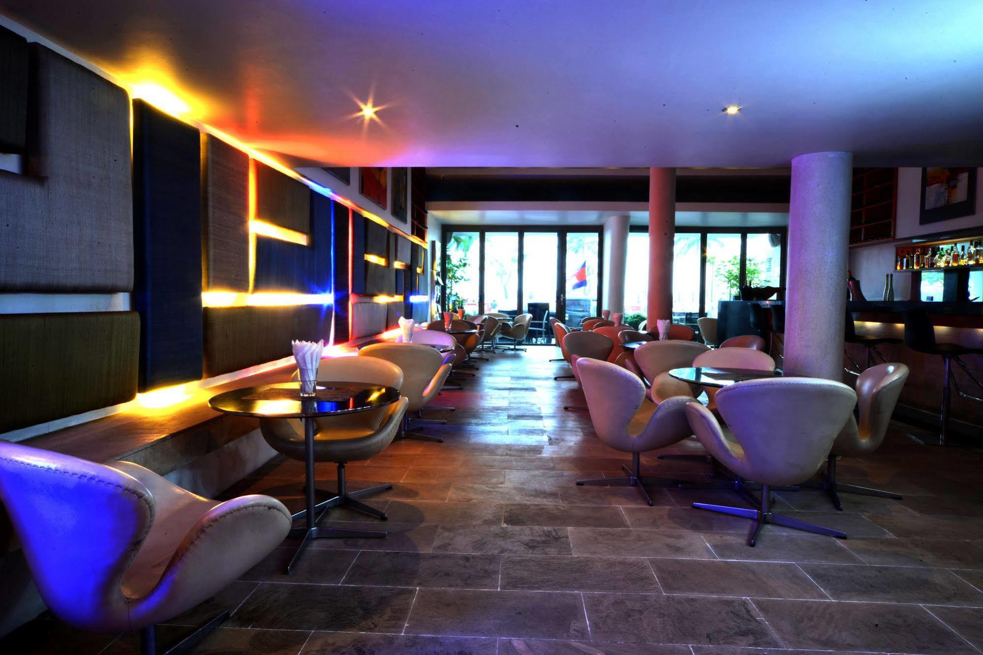 The Quay Boutique Hotel Пном Пен Екстериор снимка