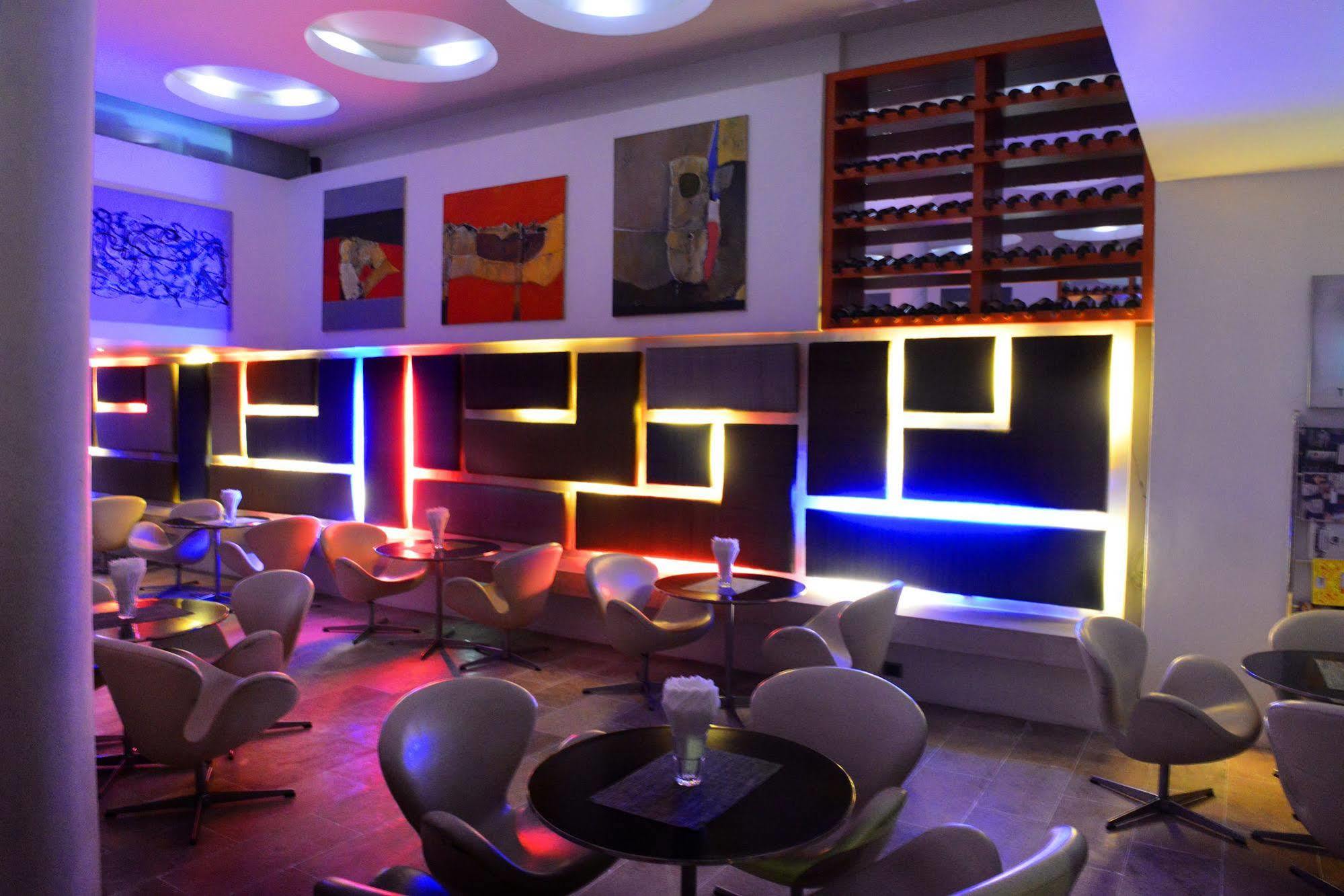 The Quay Boutique Hotel Пном Пен Екстериор снимка