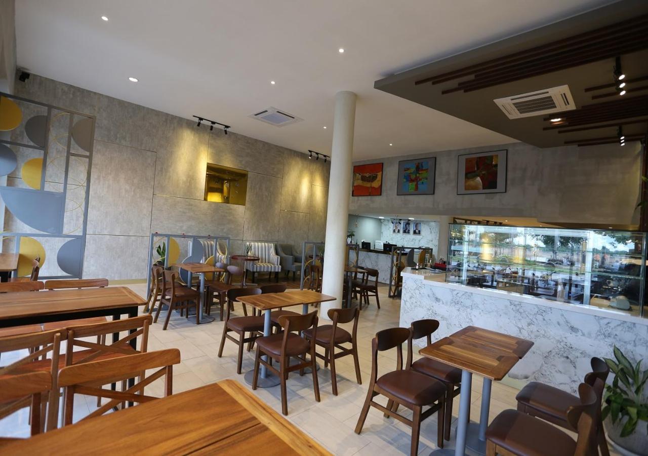 The Quay Boutique Hotel Пном Пен Екстериор снимка