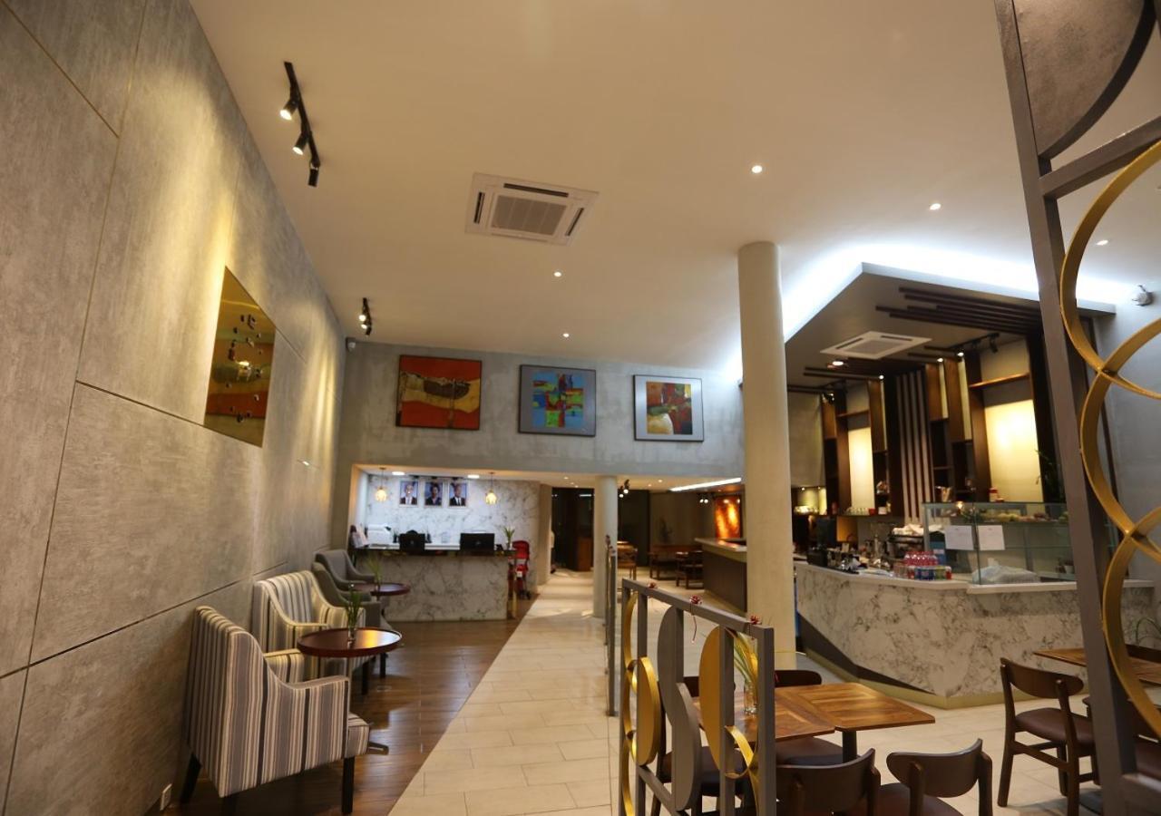 The Quay Boutique Hotel Пном Пен Екстериор снимка