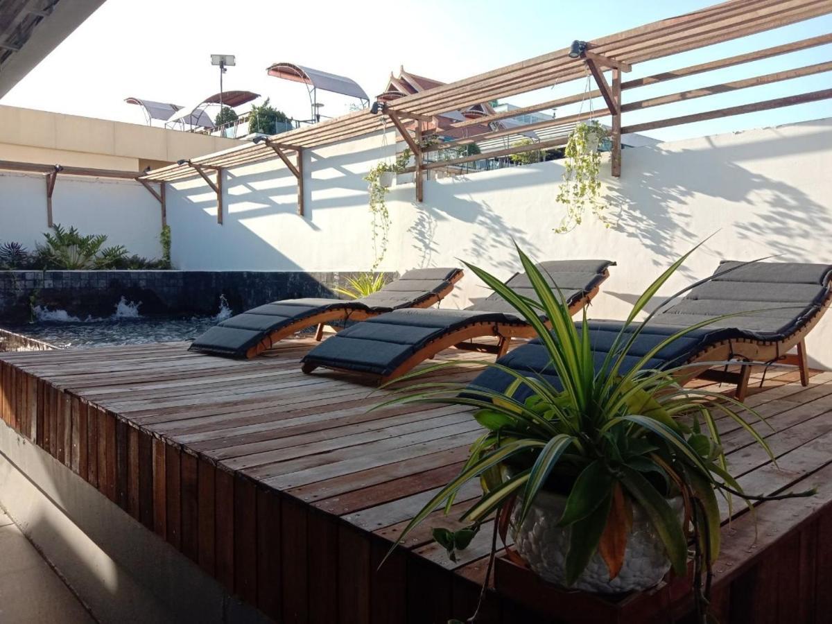 The Quay Boutique Hotel Пном Пен Екстериор снимка